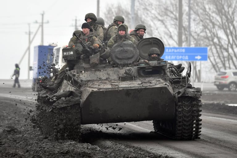 Russische Soldaten rücken vor: Die Angaben zu Toten im Ukrainekrieg widersprechen sich.
