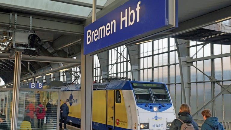 Ein Zug im Bremer Hauptbahnhof (Symbolbild): Mit dem "helpukraine"- Ticket können Geflüchtete kostenlos den Bremer Regionalverkehr nutzen.
