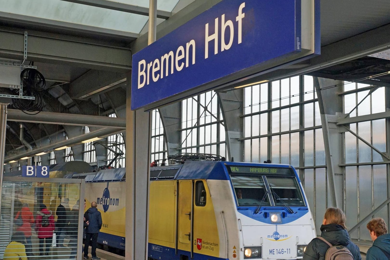 Ein Zug im Bremer Hauptbahnhof (Symbolbild): Mit dem "helpukraine"- Ticket können Geflüchtete kostenlos den Bremer Regionalverkehr nutzen.