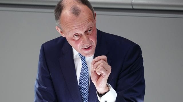 CDU-Chef Friedrich Merz pocht darauf, die 100 Milliarden nur für die Bundeswehr-Ausrüstung auszugeben. CDU-Chef Friedrich Merz pocht darauf, die 100 Milliarden nur für die Bundeswehr-Ausrüstung auszugeben.