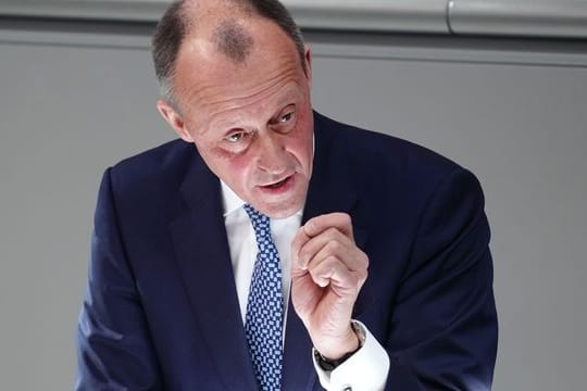 CDU-Chef Friedrich Merz pocht darauf, die 100 Milliarden nur für die Bundeswehr-Ausrüstung auszugeben.