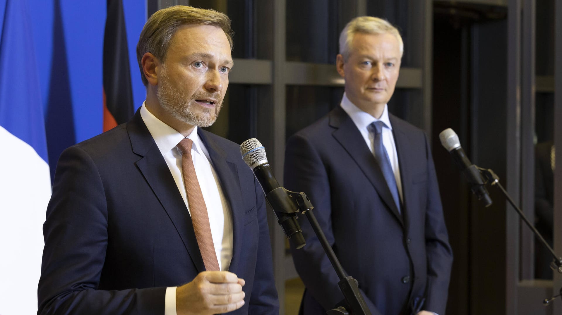 Christian Lindner (l) und der französische Finanzminister Bruno Le Maire (r): Gemeinsam wollen die EU-Finanzminister Sanktionen gegen Russland auf den Bereich der Kryptowährungen ausweiten.