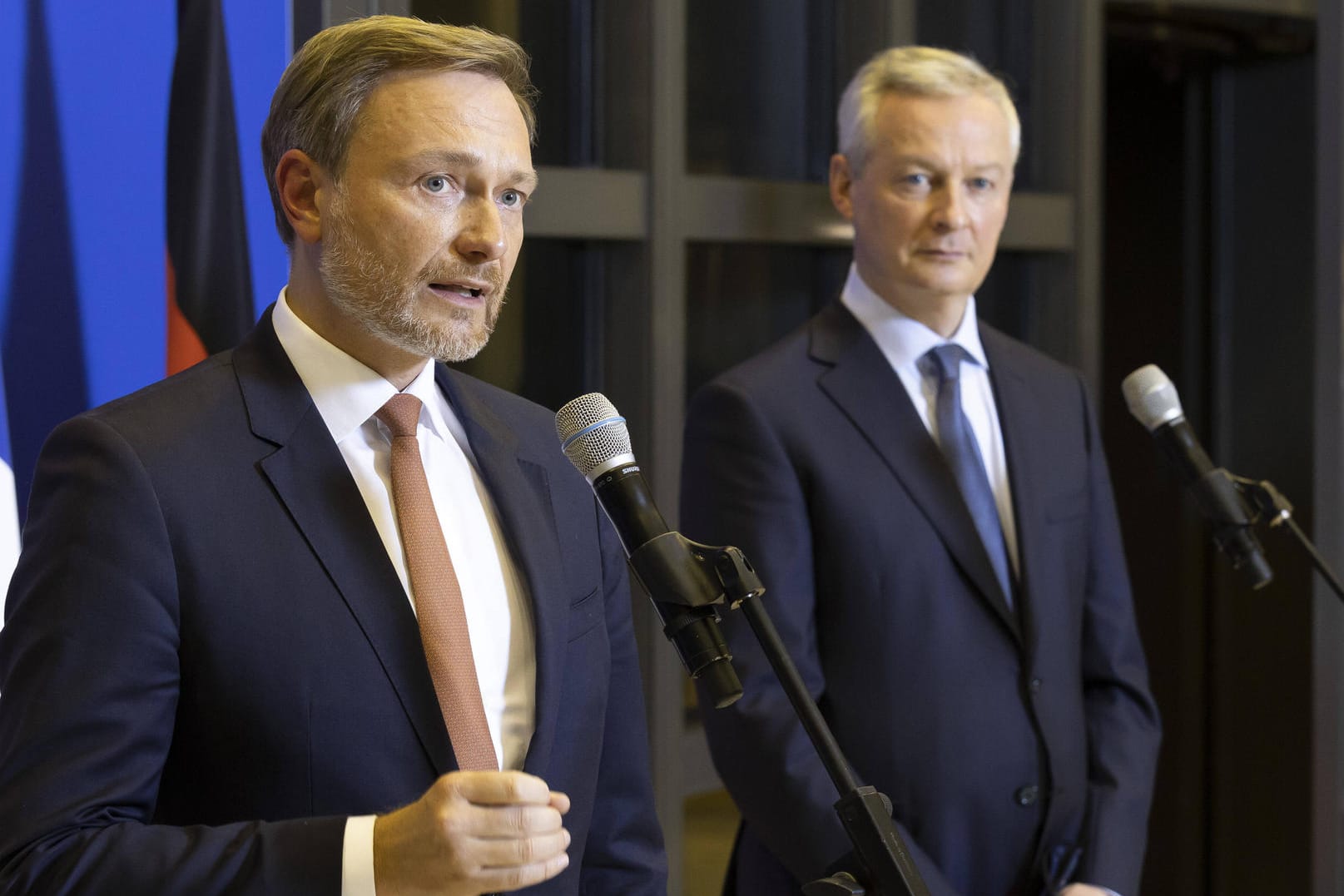 Christian Lindner (l) und der französische Finanzminister Bruno Le Maire (r): Gemeinsam wollen die EU-Finanzminister Sanktionen gegen Russland auf den Bereich der Kryptowährungen ausweiten.