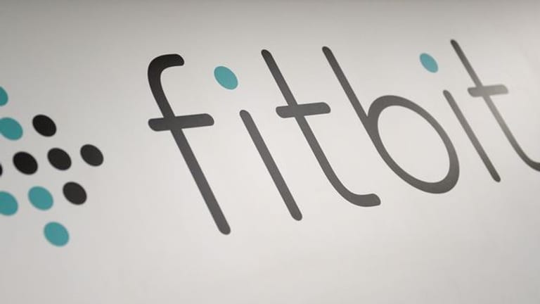Bei der Iconic Smartwatch von Fitbit kann sich der Akku überhitzen, das Unternehmen hat 1,7 Millionen Geräte freiwillig zurückgerufen.