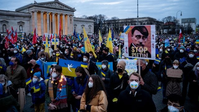 Demonstranten protestieren auf dem Königsplatz in München unter dem Motto "Frieden in Europa, Solidarität mit der Ukraine" gegen den Krieg in der Ukraine. Demonstranten protestieren auf dem Königsplatz in München unter dem Motto "Frieden in Europa, Solidarität mit der Ukraine" gegen den Krieg in der Ukraine.