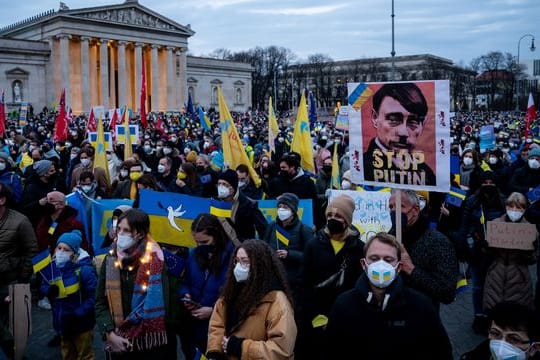Demonstranten protestieren auf dem Königsplatz in München unter dem Motto "Frieden in Europa, Solidarität mit der Ukraine" gegen den Krieg in der Ukraine.