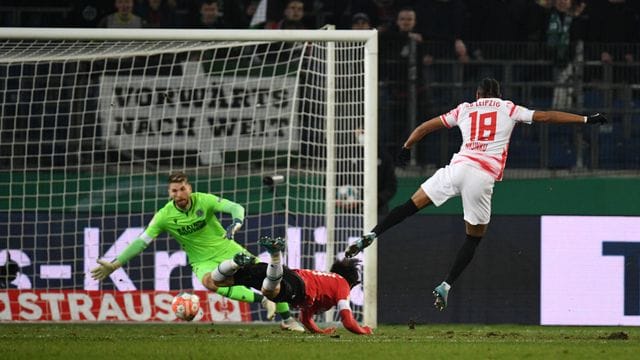 Christopher Nkunku (r) trifft zur 1:0-Führung gegen Hannovers Torwart Ron-Robert Zieler.