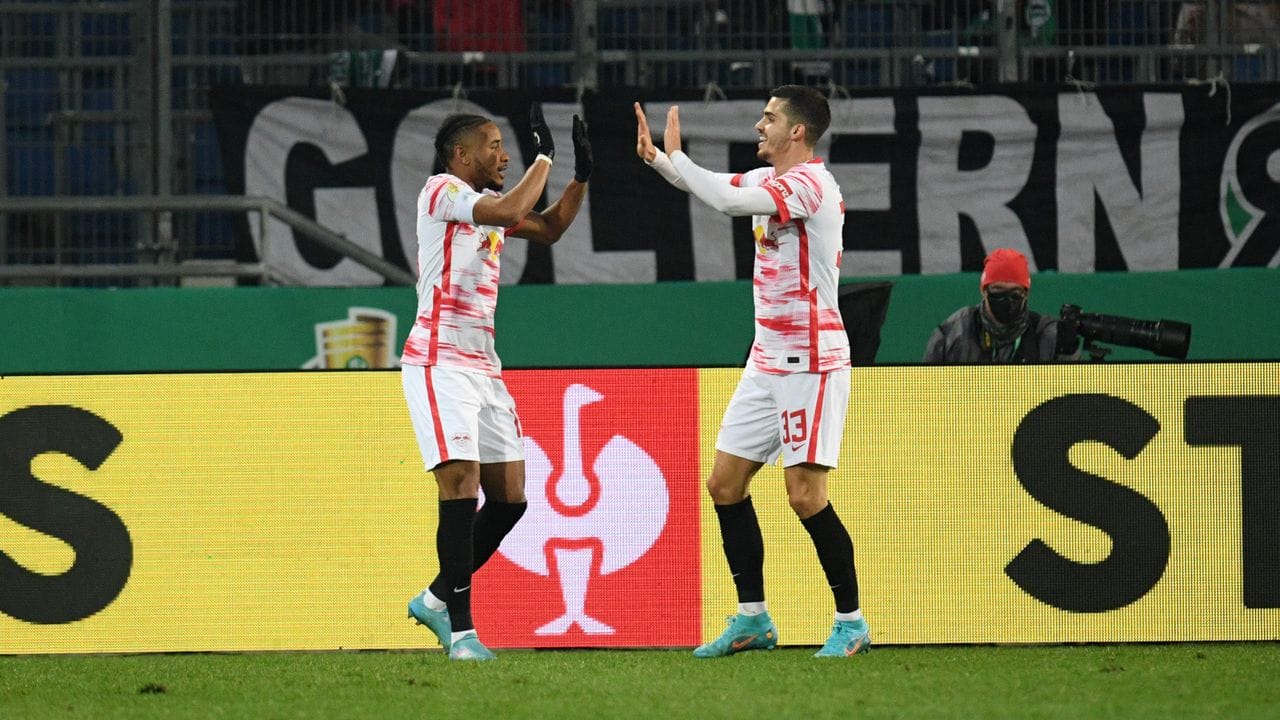 Leipzigs Torschütze Christopher Nkunku (l) jubelt nach seinem zweiten Tor mit André Silva.
