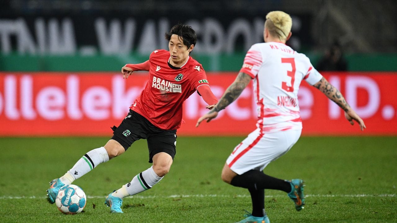 Hannovers Sei Muroya (l) in Aktion gegen Angeliño von RB Leipzig.