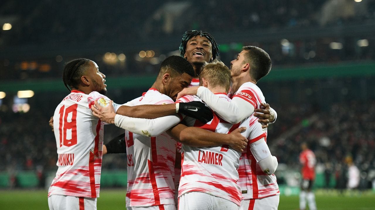 Die Spieler von RB Leipzig feiern das 3:0 gegen Hannover 96.