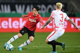Hannovers Sei Muroya (l) in Aktion gegen Angeliño von RB Leipzig.
