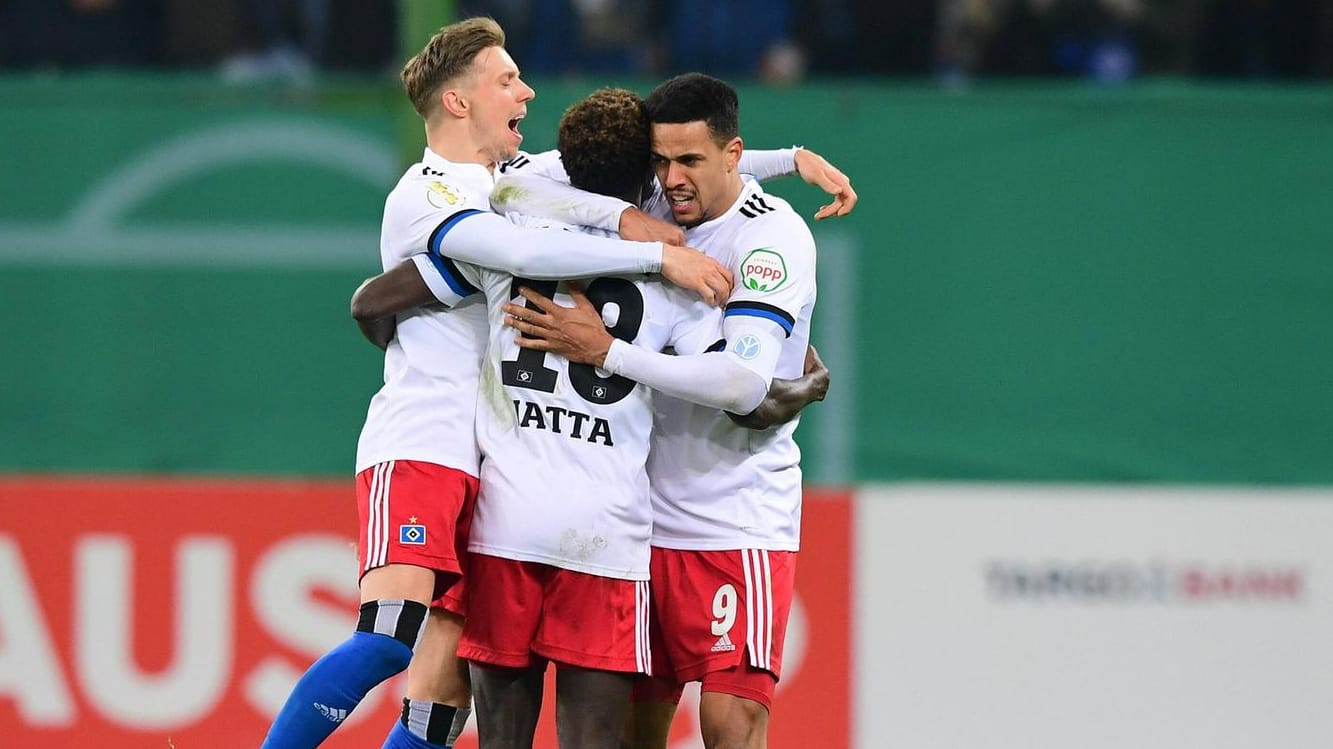 Hamburgs Spieler feiern den Treffer zum 2:2: Der HSV brauchte mehr als 90 Minuten, um die nächste Runde zu erreichen.