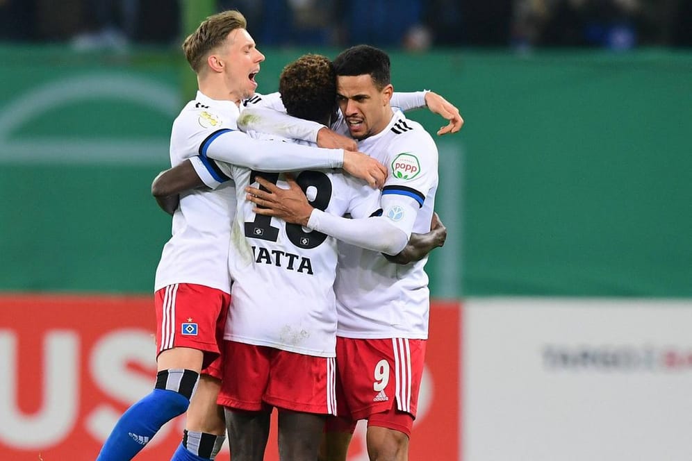 Hamburgs Spieler feiern den Treffer zum 2:2: Der HSV brauchte mehr als 90 Minuten, um die nächste Runde zu erreichen.