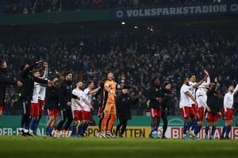 Hamburgs Spieler feiern ihren Sieg mit den Fans.