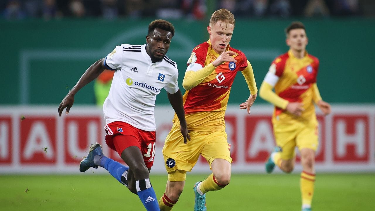 Bakery Jatta (l) vom Hamburger SV und Karlsruhes Tim Breithaupt kämpfen um den Ballbesitz. Bakery Jatta (l) vom Hamburger SV und Karlsruhes Tim Breithaupt kämpfen um den Ballbesitz.