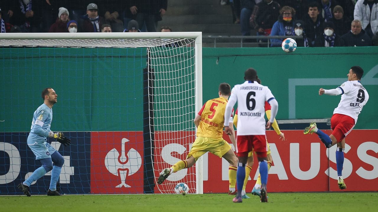 HSV-Spieler Robert Glatzel (r) trifft zum 1:2 gegen den Karlsruher SC. HSV-Spieler Robert Glatzel (r) trifft zum 1:2 gegen den Karlsruher SC.