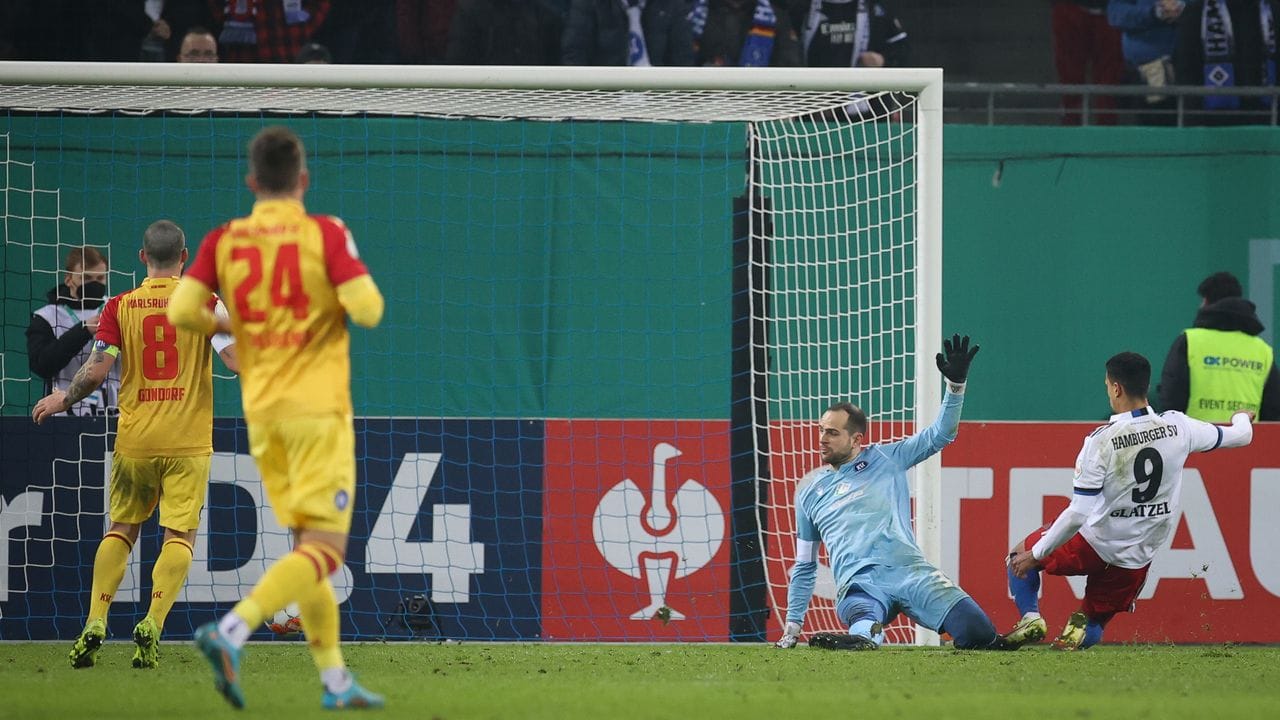 Robert Glatzel (r) vom HSV trifft zum 2:2 gegen Karlsruhes Torwart Marius Gersbeck. Robert Glatzel (r) vom HSV trifft zum 2:2 gegen Karlsruhes Torwart Marius Gersbeck.