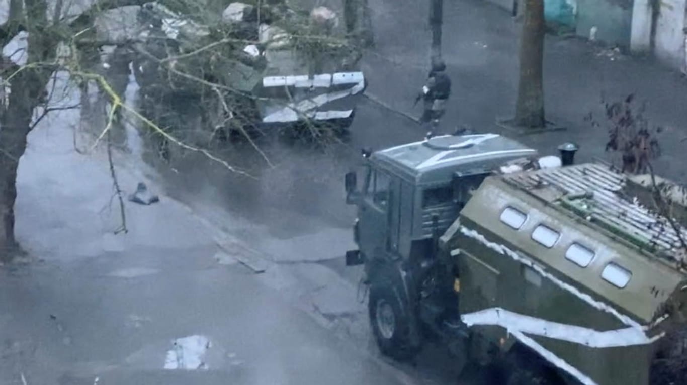 Militärfahrzeuge in Cherson: Die Stadt wurde nun offenbar von russischen Truppen eingenommen.