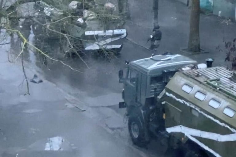 Militärfahrzeuge in Cherson: Die Stadt wurde nun offenbar von russischen Truppen eingenommen.
