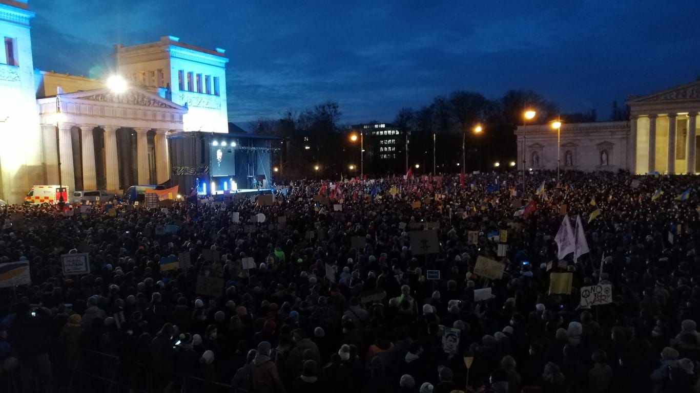 45.000 Menschen demonstrieren am Königsplatz in München: Sie solidarisieren sich um Krieg mit der Ukraine.