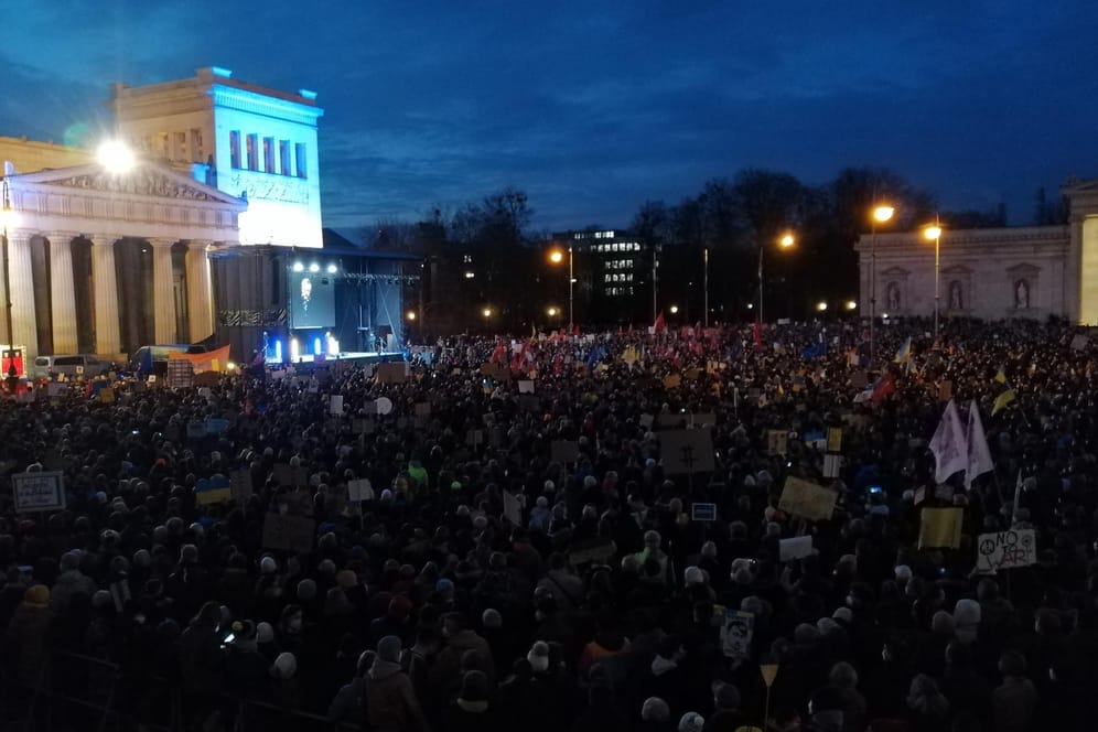 45.000 Menschen demonstrieren am Königsplatz in München: Sie solidarisieren sich um Krieg mit der Ukraine.