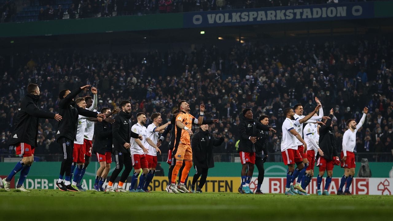 Hamburgs Spieler feiern ihren Sieg mit den Fans. Hamburgs Spieler feiern ihren Sieg mit den Fans.