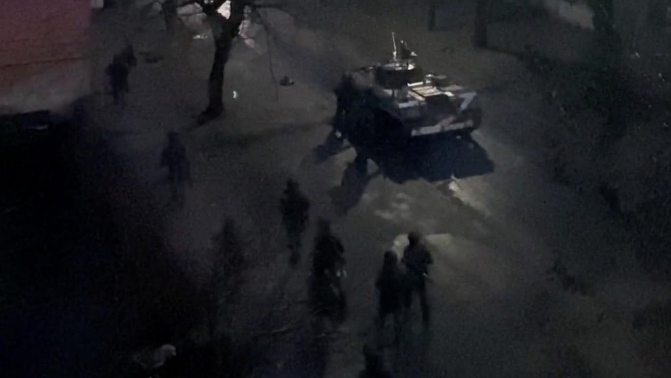 Panzer auf den Straßen von Cherson: Die ukrainische Stadt ist Berichten zufolge in die Hände des russischen Militärs gefallen.