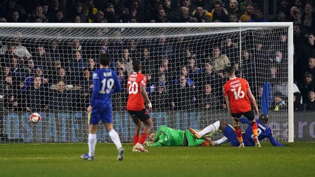 Romelu Lukaku (rechts am Boden) erzielt das Tor zum 3:2 für den FC Chelsea bei Luton Town.