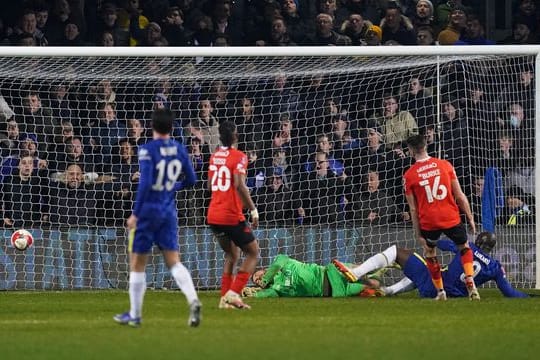 Romelu Lukaku (rechts am Boden) erzielt das Tor zum 3:2 für den FC Chelsea bei Luton Town.