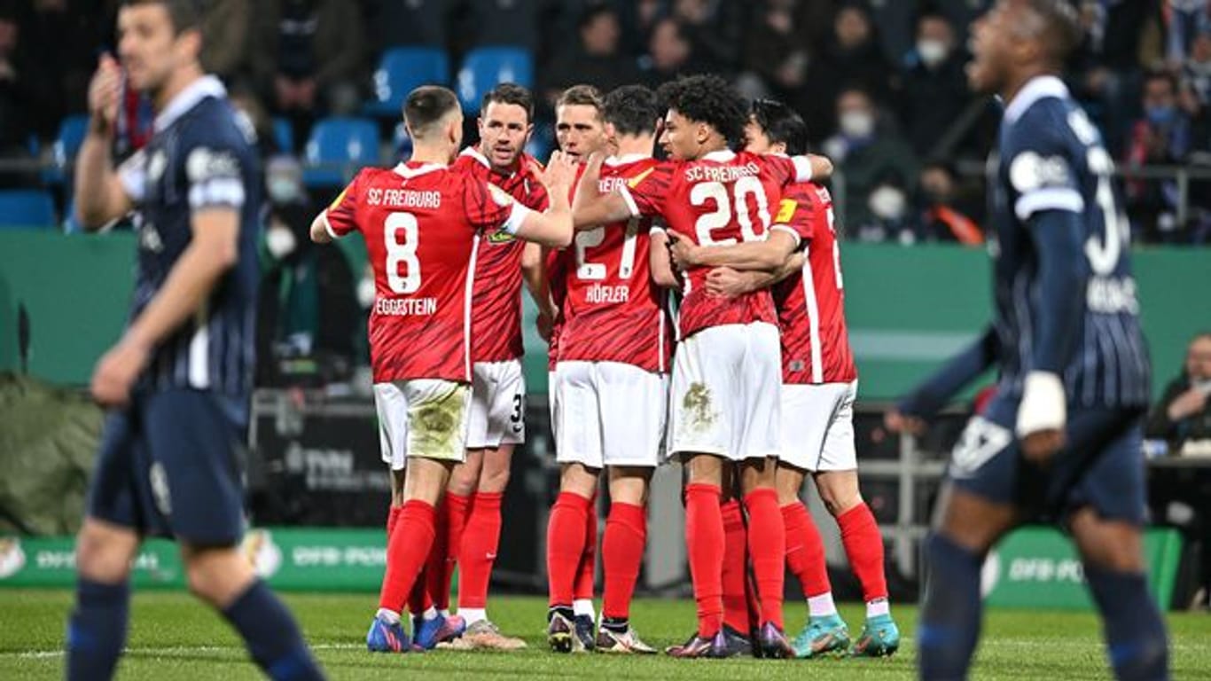 Die Freiburger Spieler jubeln nach dem ersten Tor gegen den VfL Bochum.