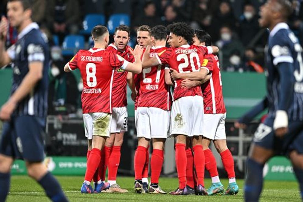 Die Freiburger Spieler jubeln nach dem ersten Tor gegen den VfL Bochum.