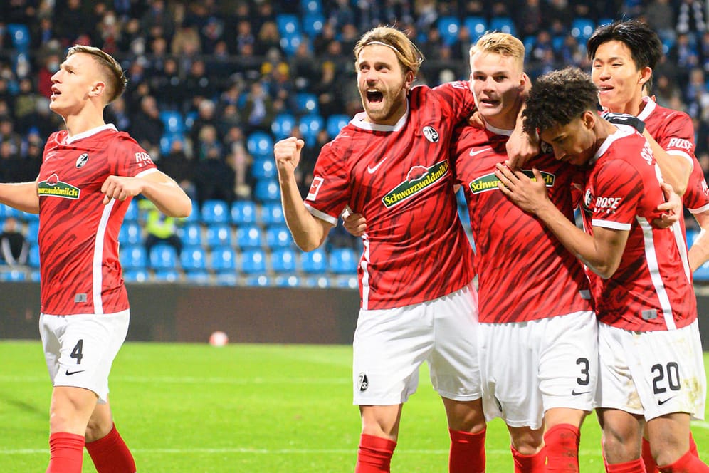 Freiburgs Profis bejubeln den zweiten Pokal-Halbfinaleinzug der Vereinsgeschichte.