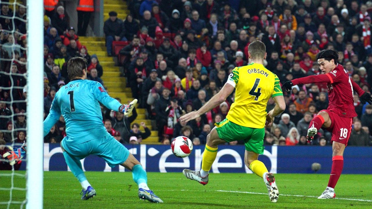 Liverpools Takumi Minamino (r) erzielt das 1:0 gegen Norwich City.