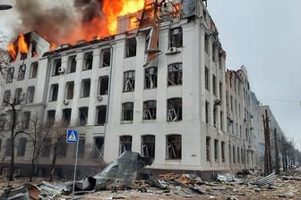 Dieses vom ukrainischen Katastrophenschutz veröffentlichte Foto zeigt einen Brand in einem Fakultätsgebäude der Universität Charkiw, der durch einen russischen Raketenangriff verursacht wurde.