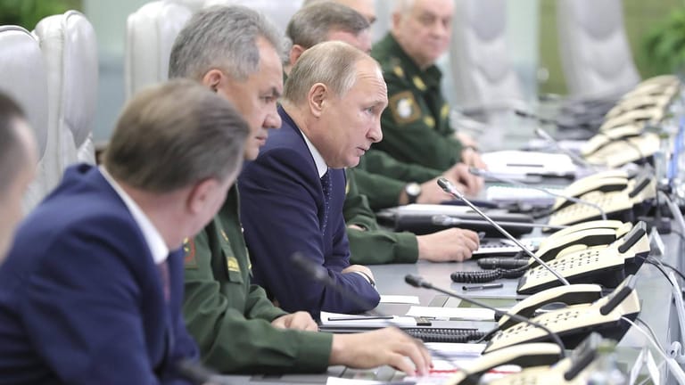 Präsident Putin mit Verteidigungsminister Schoigu und Generälen während eines Tests von Hyperschallraketen (Archivbild).