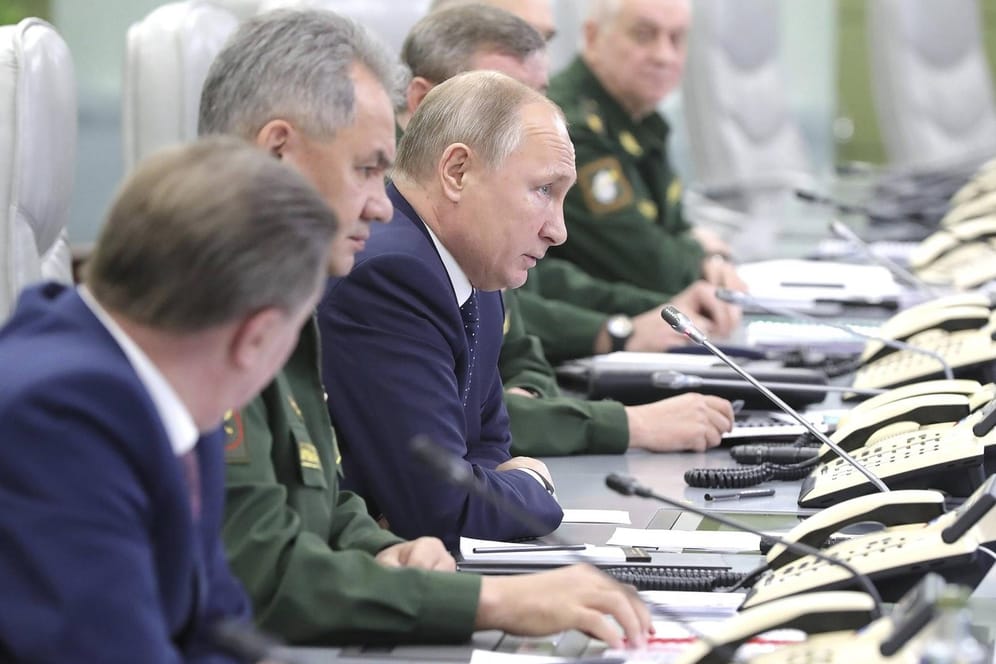 Präsident Putin mit Verteidigungsminister Schoigu und Generälen während eines Tests von Hyperschallraketen (Archivbild).