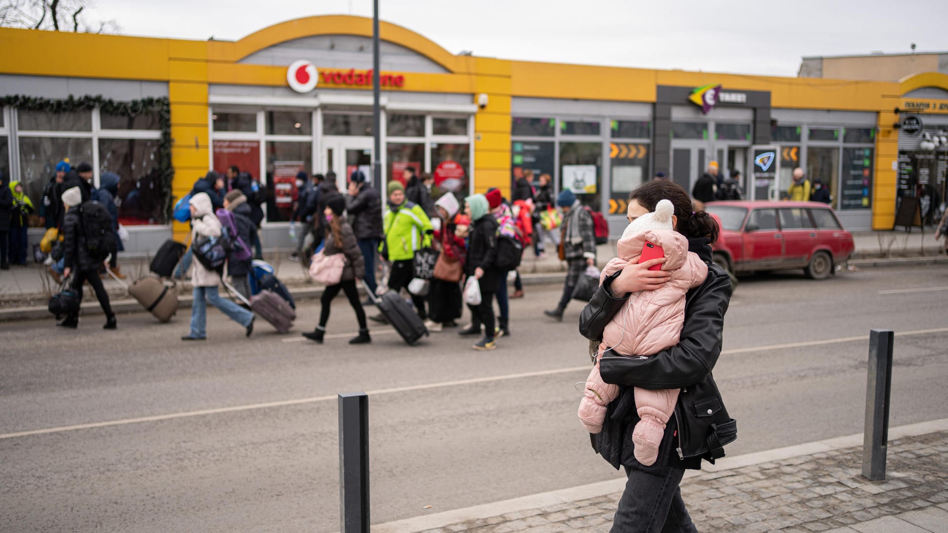 Ukrainer in Lwiw fliehen vor Luftangriffen.