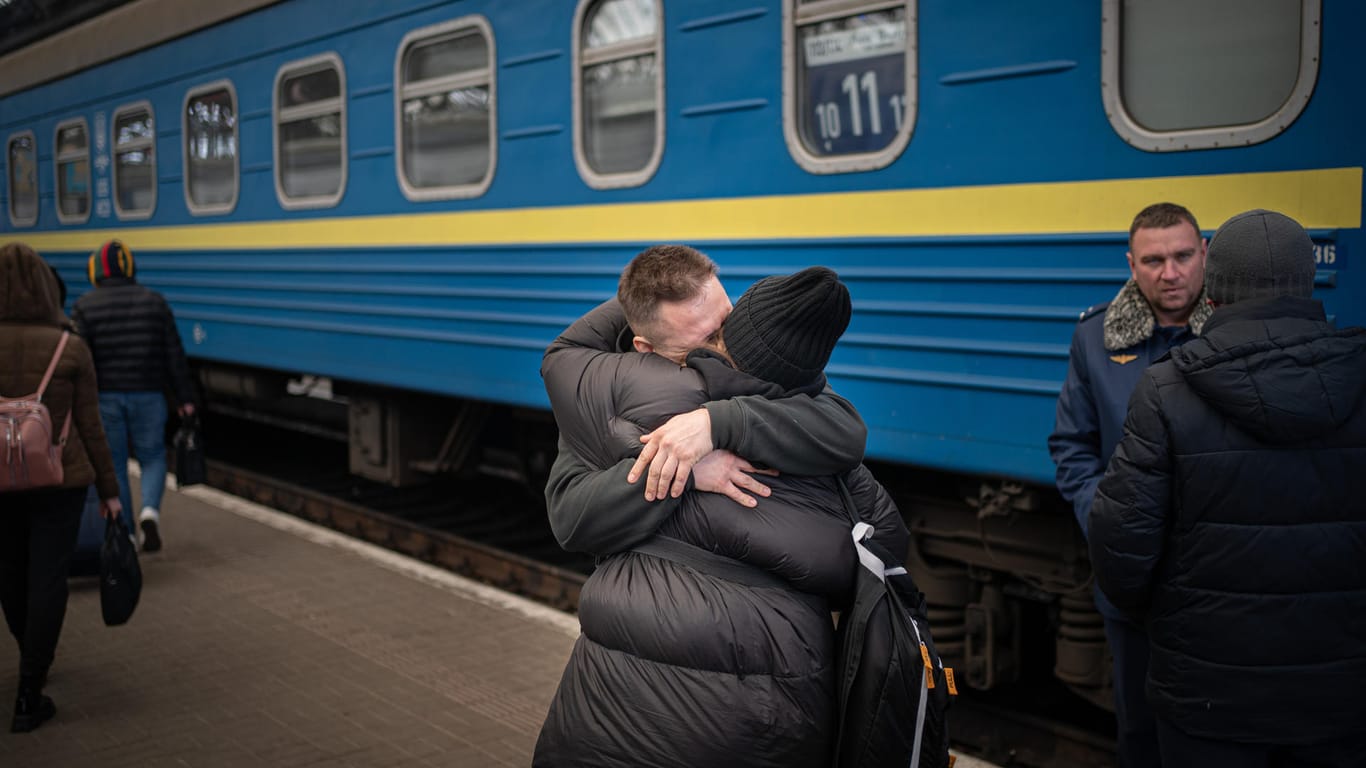 Ein Paar auf dem Bahnsteig von Lwiw in der Westukraine, kurz bevor der Mann den Zug nach Kiew besteigt, um in den Kampf zu ziehen.