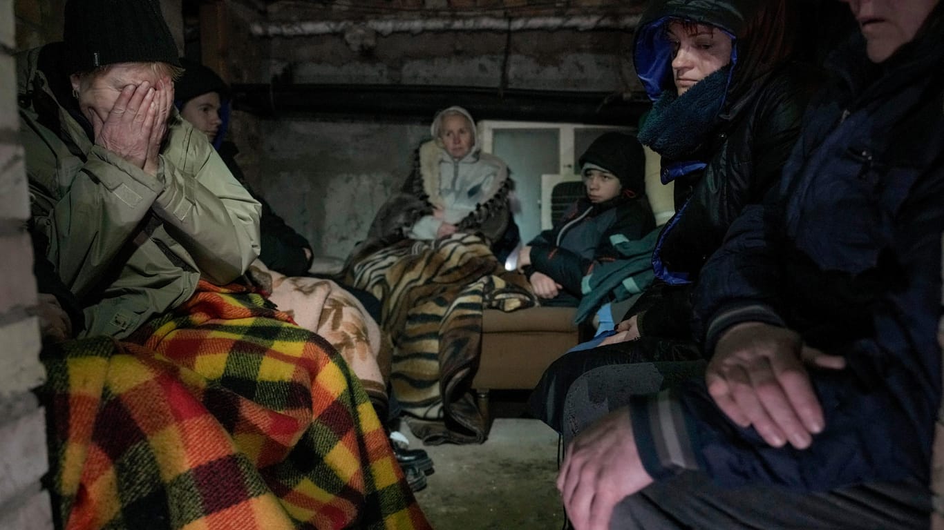 Im Dorf Horenka nordwestlich von Kiew suchen Menschen Schutz vor den russischen Luftangriffen.