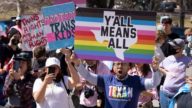 Transgender-Jugendliche aus Texas, ihre Angehörigen und Familien versammeln sich vor dem State Capitol und protestieren gegen die Anweisung von Gouverneur Abbott.