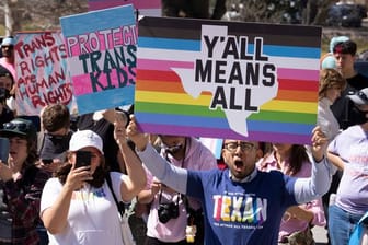 Transgender-Jugendliche aus Texas, ihre Angehörigen und Familien versammeln sich vor dem State Capitol und protestieren gegen die Anweisung von Gouverneur Abbott.