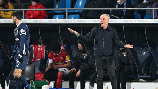 Freiburgs Trainer Christian Streich coacht seine Spieler während der Partie. Freiburgs Trainer Christian Streich coacht seine Spieler während der Partie.