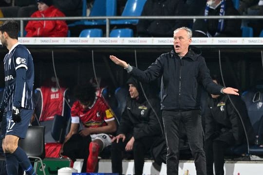 Freiburgs Trainer Christian Streich coacht seine Spieler während der Partie.