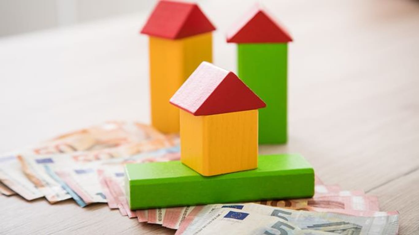 Stein auf Stein: Wer für die Finanzierung einer Immobilie einen Kredit aufnehmen muss, muss momentan steigende Zinsen in Kauf nehmen.