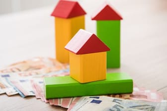 Stein auf Stein: Wer für die Finanzierung einer Immobilie einen Kredit aufnehmen muss, muss momentan steigende Zinsen in Kauf nehmen.