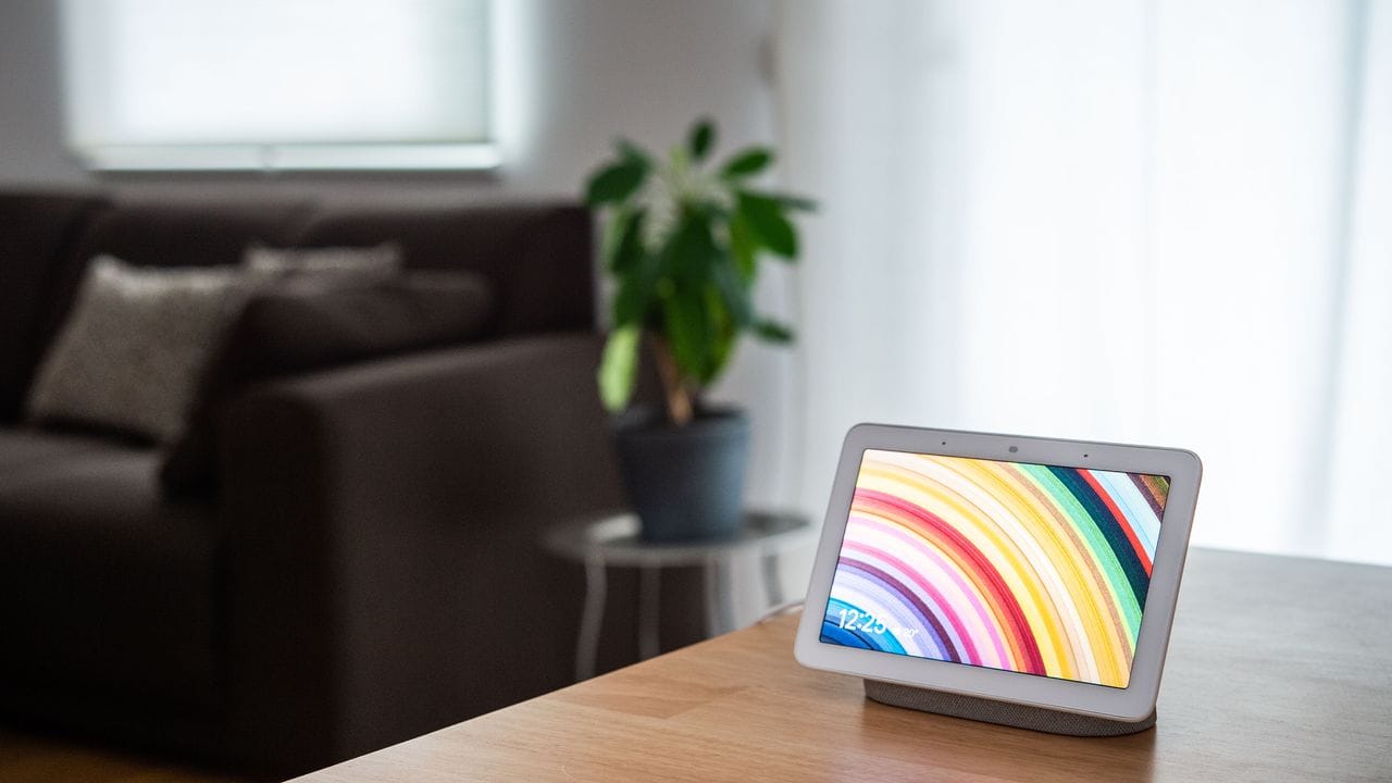 Guten Tag: Smart Speaker wie der Google Nest Hub sind weit mehr als nur Musikabspielgeräte - sie können zum Mittelpunkt des vernetzten Haushalts werden. Guten Tag: Smart Speaker wie der Google Nest Hub sind weit mehr als nur Musikabspielgeräte - sie können zum Mittelpunkt des vernetzten Haushalts werden.
