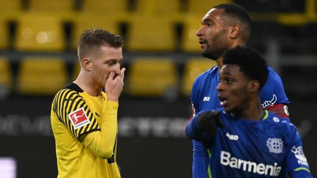 Jonathan Tah (hinten) findet, Leverkusen sollte seine besten Spieler halten. Jonathan Tah (hinten) findet, Leverkusen sollte seine besten Spieler halten.