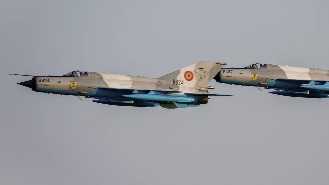 Zwei rumänische Kampfjets vom Typ MiG-21 Lancer (Archivbild): Eine verunglückte Maschine startete auf dem Stützpunkt Mihail Kogalniceanu.