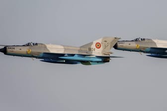 Zwei rumänische Kampfjets vom Typ MiG-21 Lancer (Archivbild): Eine verunglückte Maschine startete auf dem Stützpunkt Mihail Kogalniceanu.