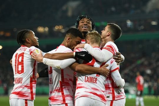 RB Leipzigs Konrad Laimer (vorne M) jubelt nach seinem Treffer zum 0:3 mit seinen Teamkollegen.